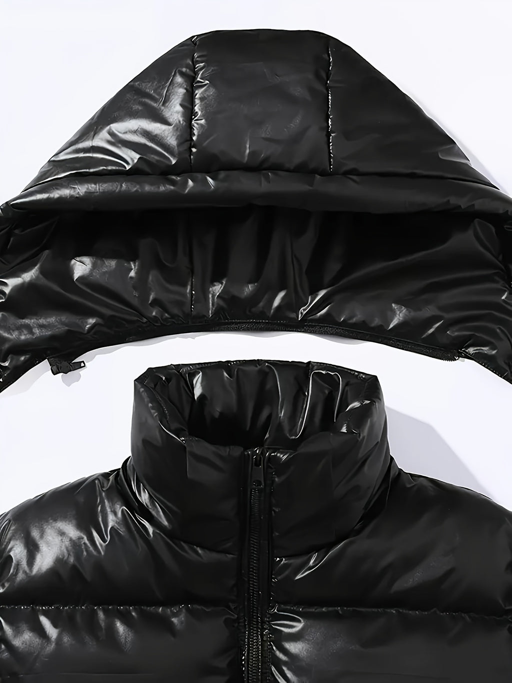 Veste à capuche noire et dorée