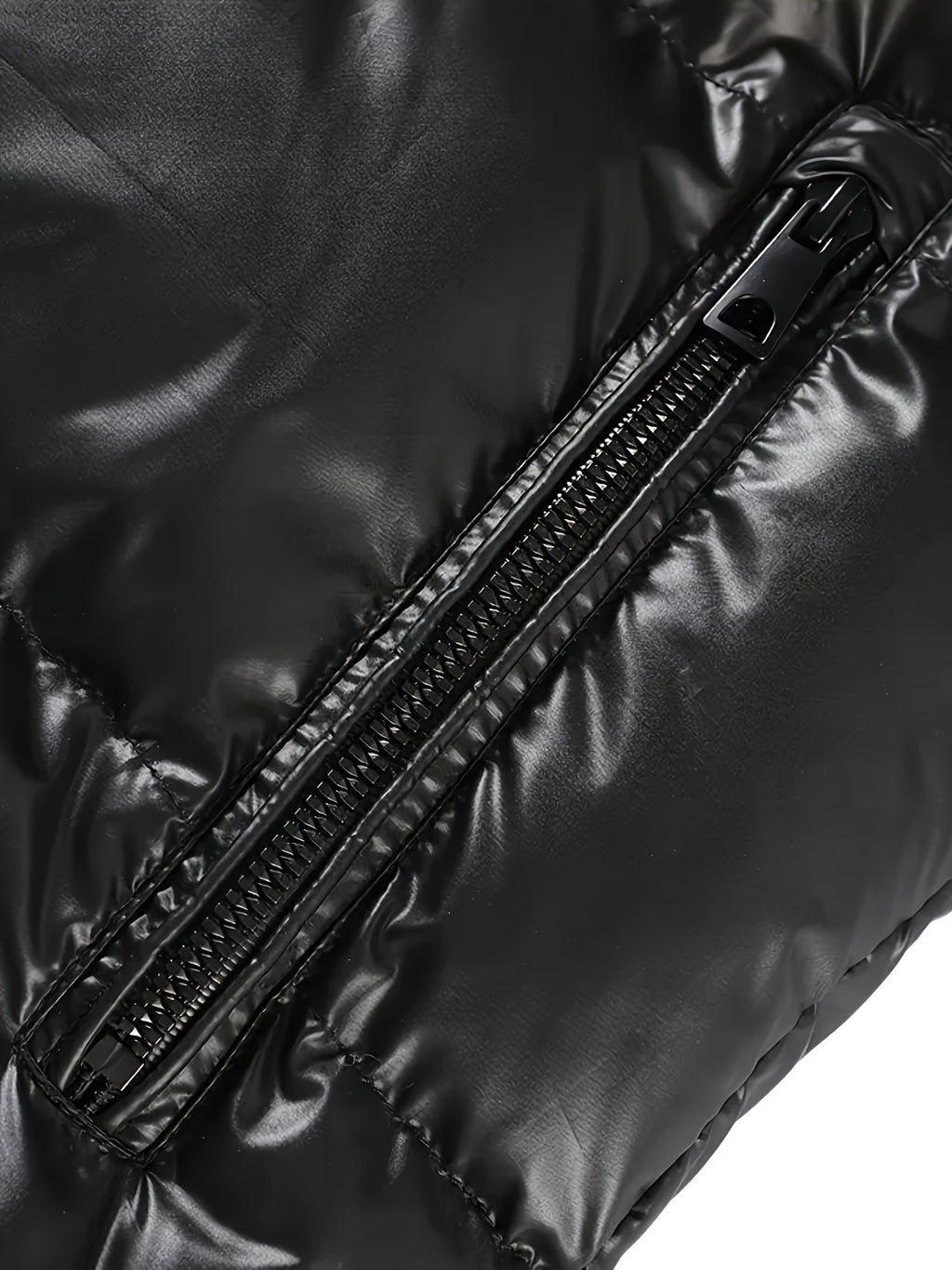 Veste à capuche noire et dorée