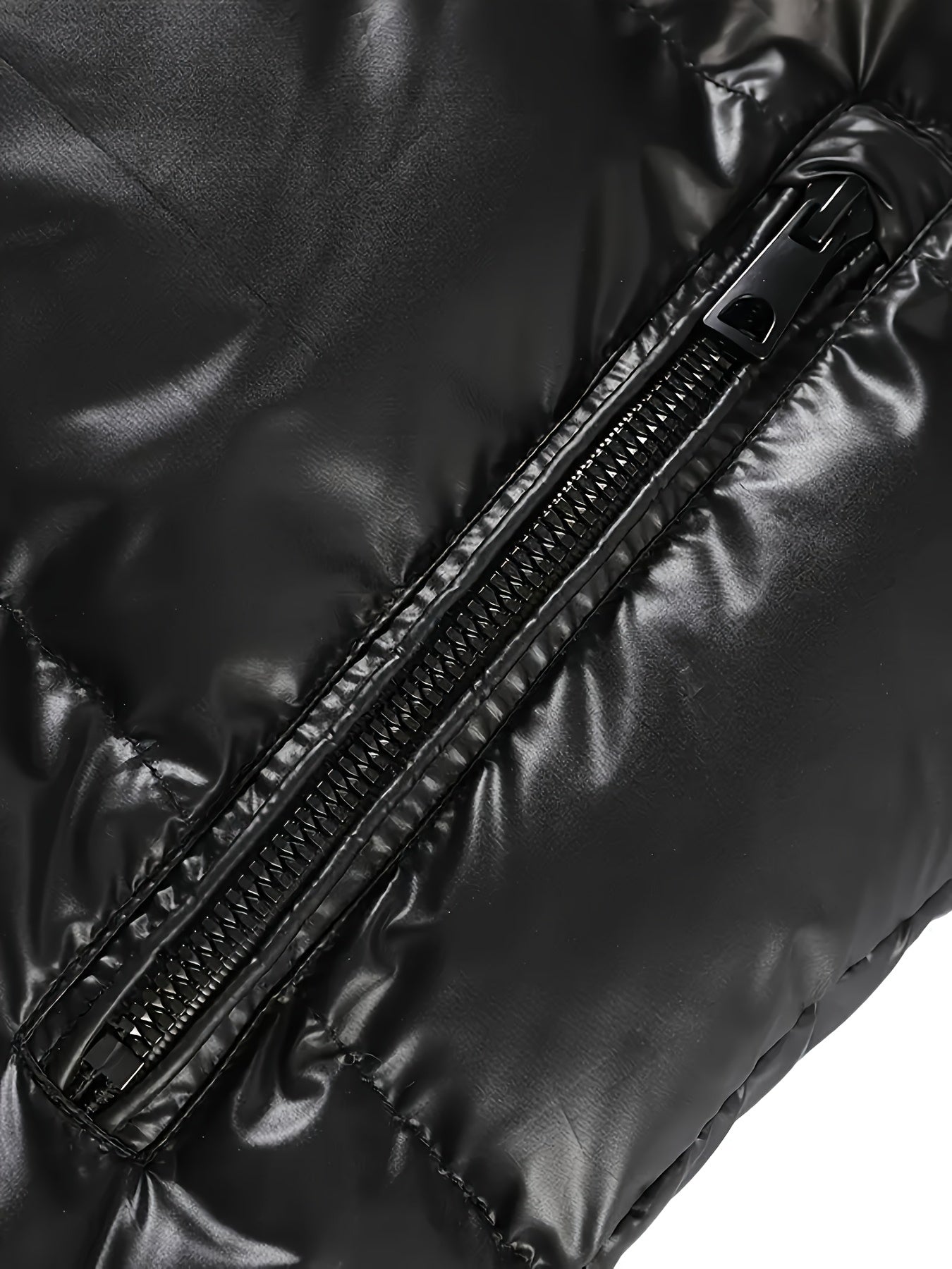 Veste à capuche noire et dorée