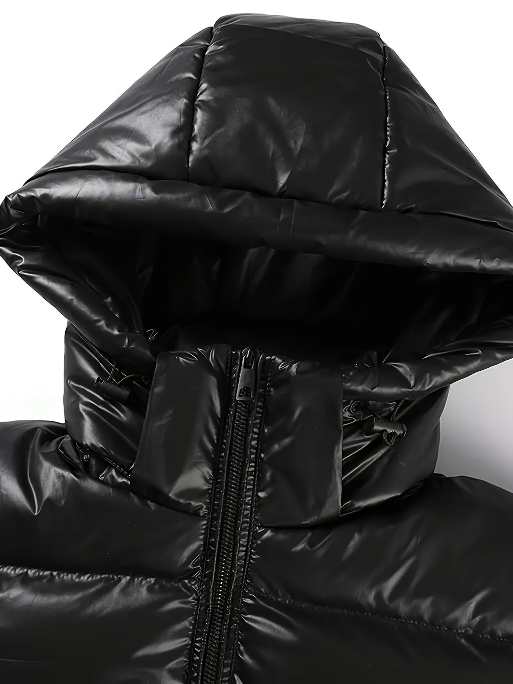 Veste à capuche noire et dorée