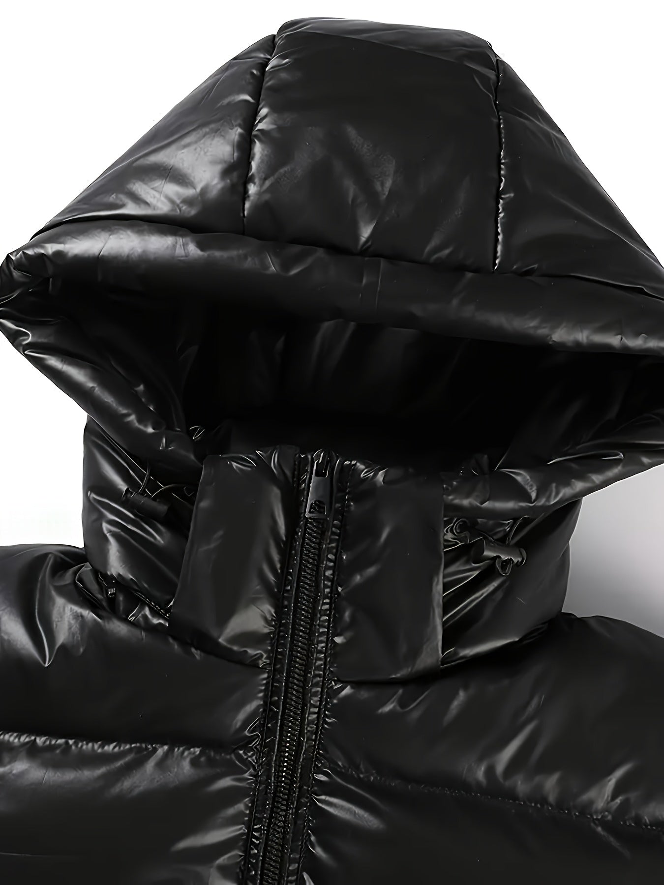 Veste à capuche noire et dorée