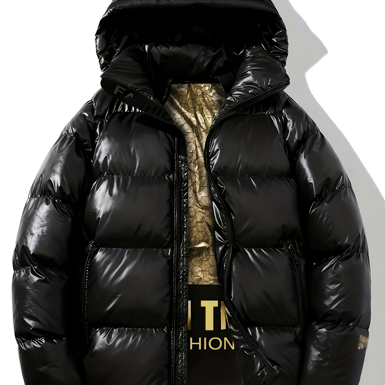 Veste à capuche noire et dorée