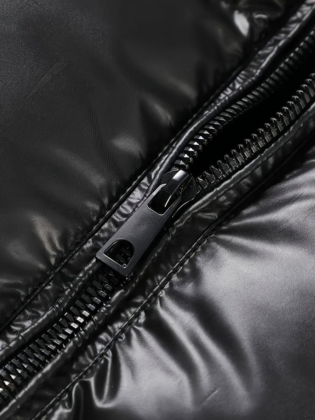 Veste à capuche noire et dorée