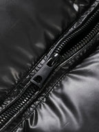 Veste à capuche noire et dorée