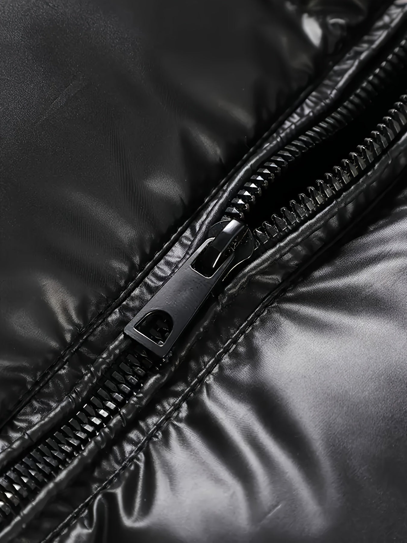 Veste à capuche noire et dorée