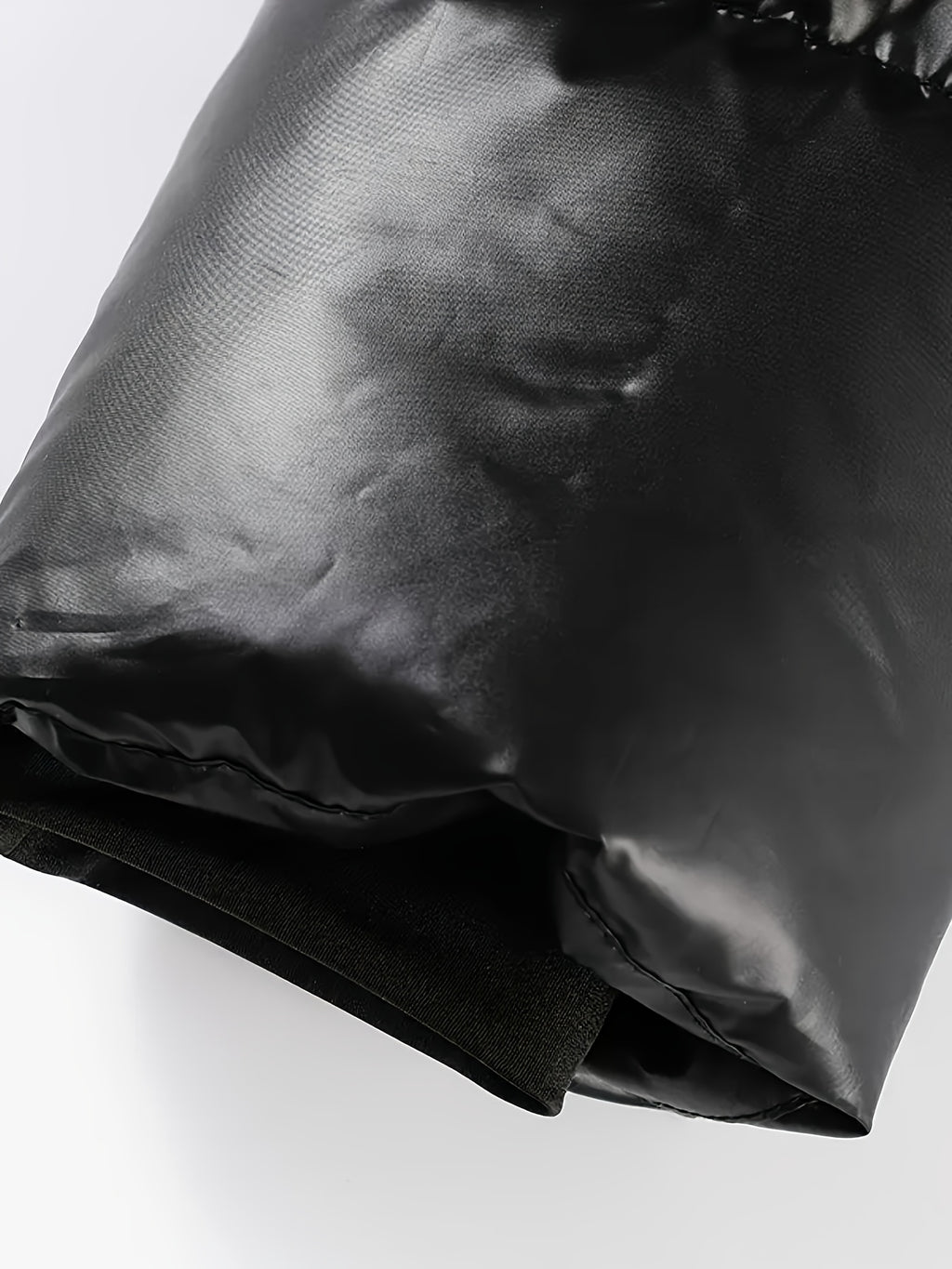 Veste à capuche noire et dorée