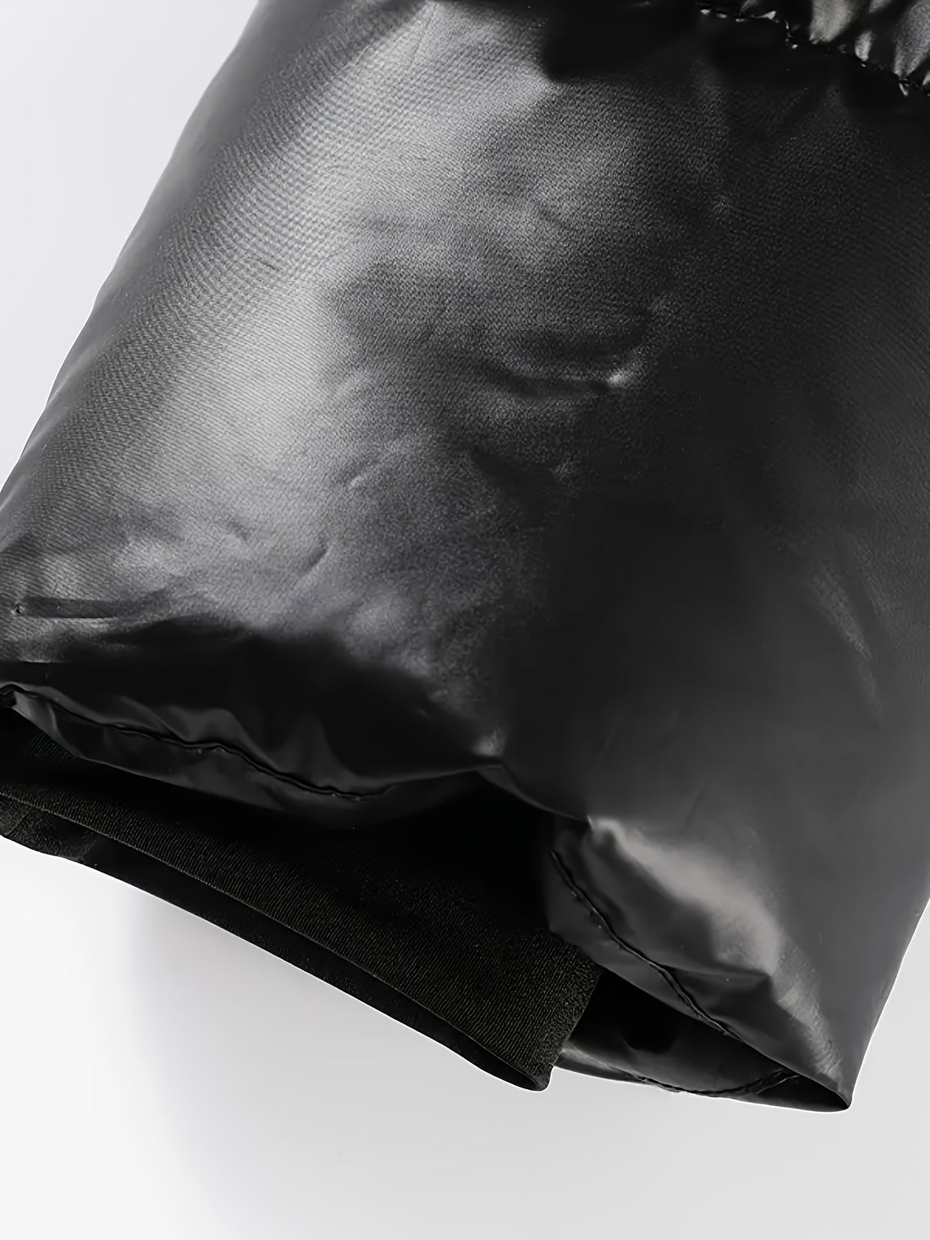 Veste à capuche noire et dorée