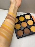 Palette de fond de teint matifiant, contouring, correcteur.