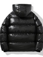 Veste à capuche noire et dorée